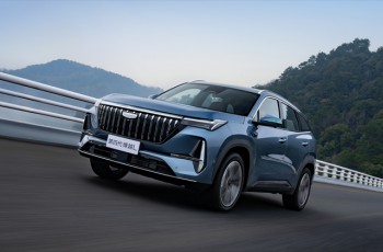 燃油SUV销冠再卷天花板，第四代博越L加推「智驾」小蓝灯版